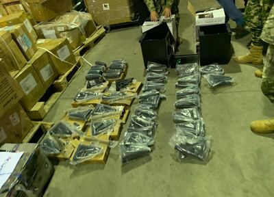 Estas piezas de fusil fueron halladas entre otras mercaderías que llegaron en el vuelo de carga de la empresa Avianca.