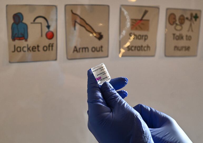 A health worker prepares a dose of the AstraZeneca/Oxford Covid-19 vaccine at a temporary vaccine centre set up at City Hall in Hull, northeast England on February 10, 2021. (Photo by Paul ELLIS / AFP)