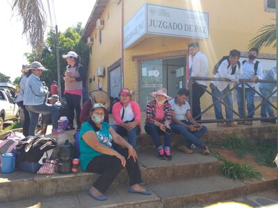 Los manifestantes acampan frente al Juzgado de Paz de Curuguaty.