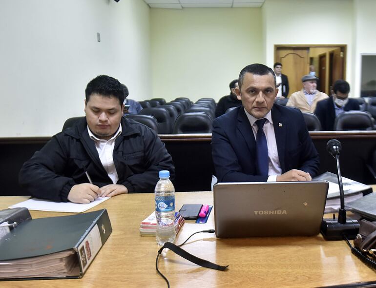 Fiscal Leonardi Guerrero (derecha), agente de la Unidad de Delitos Económicos y Anticorrupción que presentó la acusación.