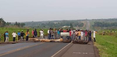 Cierre de la ruta PY03 en el km 200 del distrito de Yrybucuá de la comunidad Y´apy.