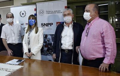 Jorge Mendelzon, Carla Bacigalupo, Carlos Jorge Biedermann y Gustavo Volpe (i a d), tras la conferencia de prensa de ayer, donde los empresarios pidieron más control a informales.