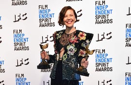 Maggie Gyllenhaal posa con las estatuillas recibidas por su película "The Lost Daughter" ("La hija oscura"), que arrasó en la 37 edición de los premios Spirit al cine independiente.