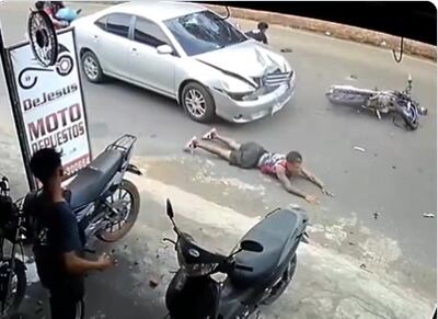 Motociclistas chocan contra un automóvil en San Lorenzo.