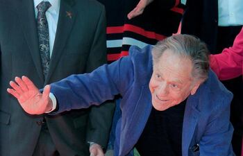 George Segal en una fotografía del año 2017 junto a su estrella en el Paseo de la Fama de Hollywood. El actor falleció ayer a los 87 años.
