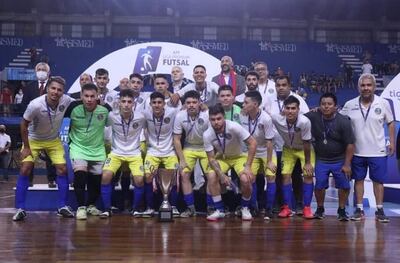 Plantel de Sport Colonial que se consagró campeón del torneo Apertura 2021.