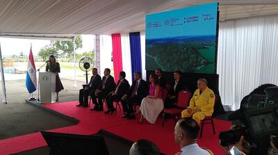 La Presidenta del INFONA, Cristina Goralewski, habla en un acto oficial con la presencia del presidente Mario Abdo Benítez.