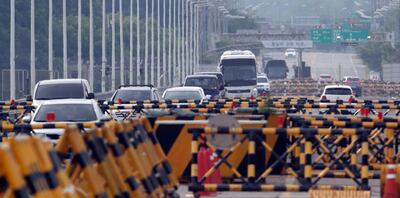 Vehículos cruzan por el puente de Unificación entre Corea del Sur y Corea del Norte. Esta último amenaza con remilitarizar límites.