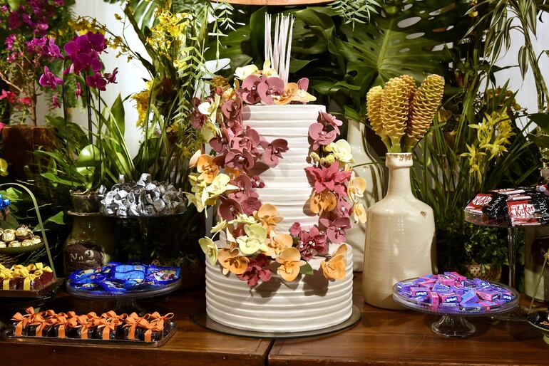 Torta con detalles florales.