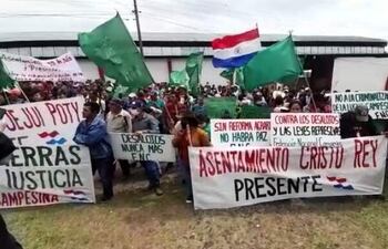 Unos quinientos campesinos de distintos grupos se manifestaron frente a la oficina del Indert de Santaní para exigir prioridad en la documentación de los asentamientos.