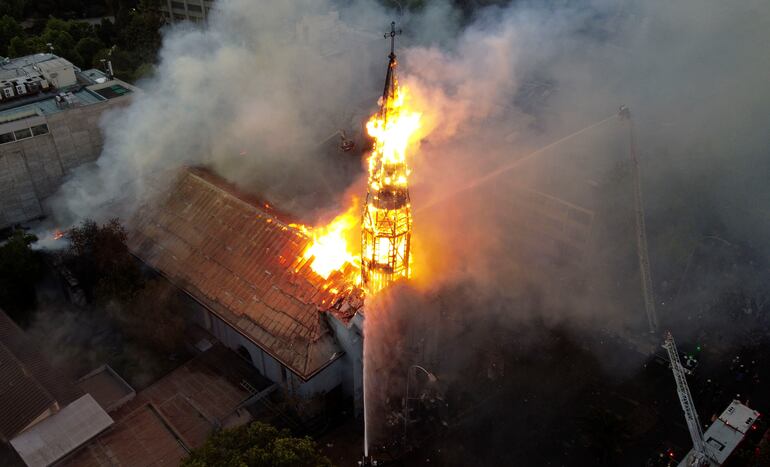 Una iglesia en llamas durante disturbios ocurridos durante la conmemoración del aniversario del levantamiento social en Chile.
