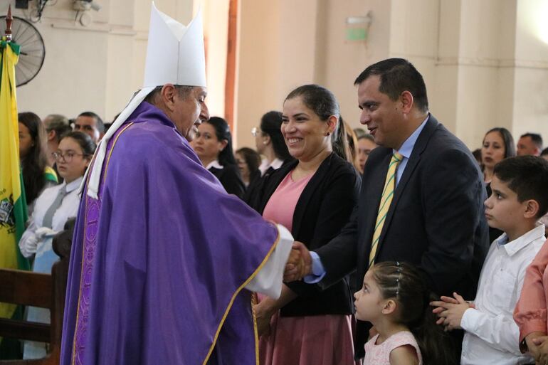 Monseñor Valenzuela extendió su saludo al intendente Diego Riveros.