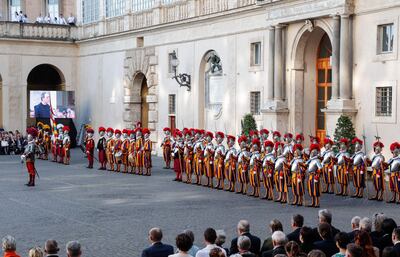 Guardia Suiza en el Patio di San Damaso en la ciudad del Vaticano.