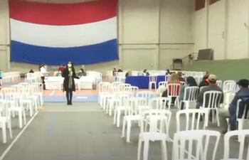 Sillas vacías en el vacunatorio de la SND