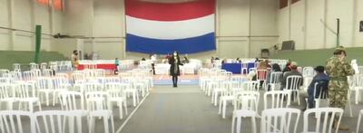 Sillas vacías en el vacunatorio de la SND