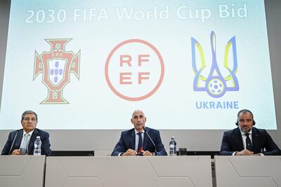 Fernando Gomes (i), de Portugal, Luis Rubiales (c), de España, y Andriy Pavelko (d), de Ucrania, durante la presentación conjunta para organizar el Mundial de Fútbol de 2030.