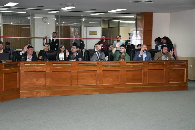 El dictamen 9, de pedido de ampliación presupuestaria de más de G. 22.000 millones para compensación de deudas con el Essap volvió a la comisión de Hacienda.