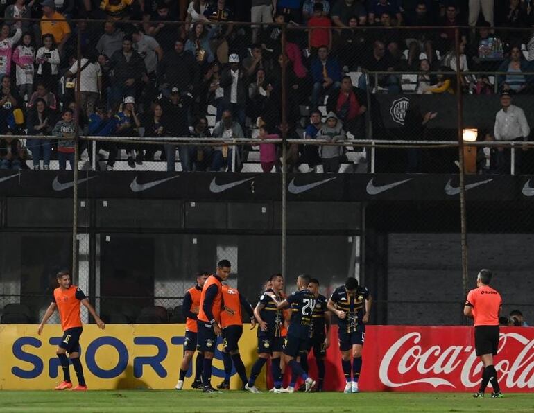 Festejo de Trinidense tras el gol de Delvalle