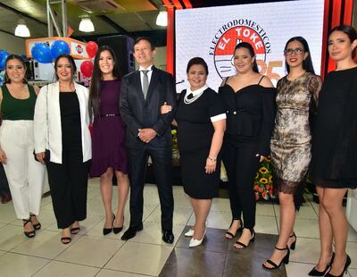 Miguel Ángel Riveros y Graciela Imas de Riveros (centro) junto a sus hijas, en la ceremonia de los 35 años de El Toke.