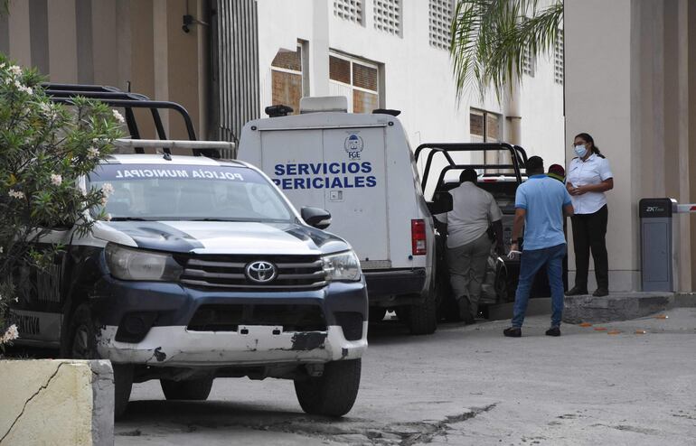 Expert services workers are seen outside the Hyatt Ziva Riviera hotel in Puerto Morelos, Quintana Roo state, Mexico, on November 4, 2021, after a shooting. - A shooting involving rival gangs on a beach near Mexico's Caribbean resort of Cancun left two suspected drug dealers dead on Thursday, prosecutors said, sparking panic among foreign tourists. (Photo by Elizabeth RUIZ / AFP)