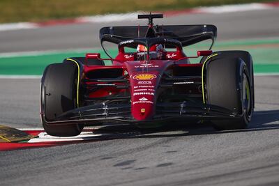 El Ferrari de Charles Leclerc durante la primera jornada de entrenamientos de pretemporada de Fórmula 1 en el circuito de Barcelona-Cataluña.