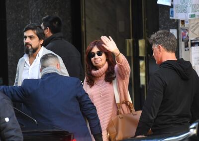 La vicepresidenta de Argentina, Cristina Fernández de Kirchner, saluda hoy a sus simpatizantes mientras sale de su residencia custodiada por un dispositivo de seguridad, en Buenos Aires (Argentina). La vicepresidenta argentina, Cristina Fernández de Kirchner, se retiró este viernes del domicilio frente al cual sufrió un intento de atentado sin hacer declaraciones pero dedicando unos momentos a saludar a sus seguidores. Se trata de la primera imagen de la vicepresidenta argentina luego del ataque que sufrió el jueves por la noche, cuando un hombre apuntó con un arma al rostro de Fernández. EFE/ Enrique García Medina
