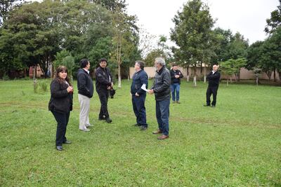 La directora general del SNPP con sus colaboradores verificando el terreno cedido para la sede de la institución.