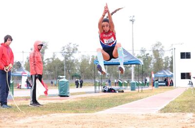 La heptatleta (y jugadora de vóley) Ana Paula Argüello es la atleta destacada del mes de julio para la Federación Paraguaya de Atletismo, que emitió ayer su nuevo Newsletter mensual.   (Archivo)