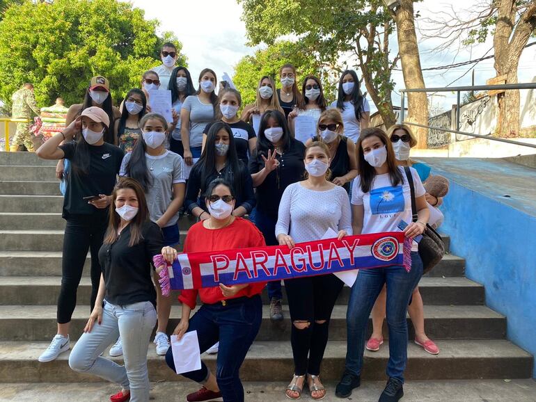 Grupo de mujeres que abandonó la semana pasada el albergue de la Upap de Ñemby. El domingo ingresó otra dotación de 53 compatriotas, procedentes del extranjero.