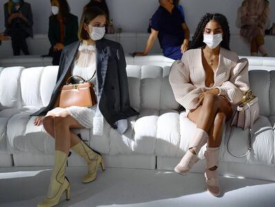 Algunas asistentes al desfile de Fendi se vieron convenientemente distanciadas y utilizando tapabocas para ver la nueva colección.