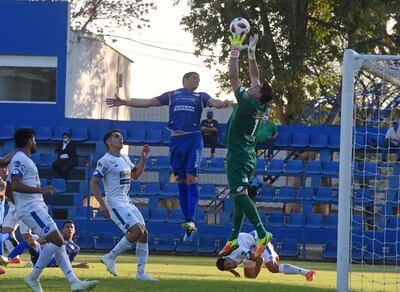 Una de las oportunas intervenciones del arquero del “12”, Mauro Cardozo.