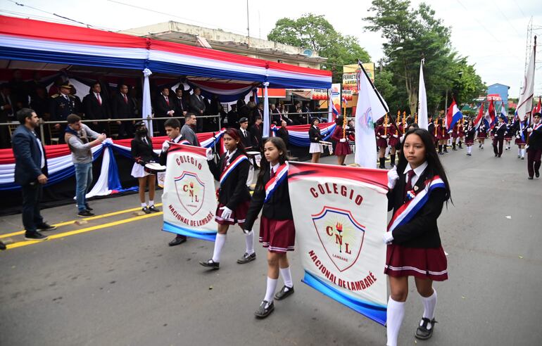 Niñas estudiantes llevan el estandarte del Colegio Nacional de Lambaré. 