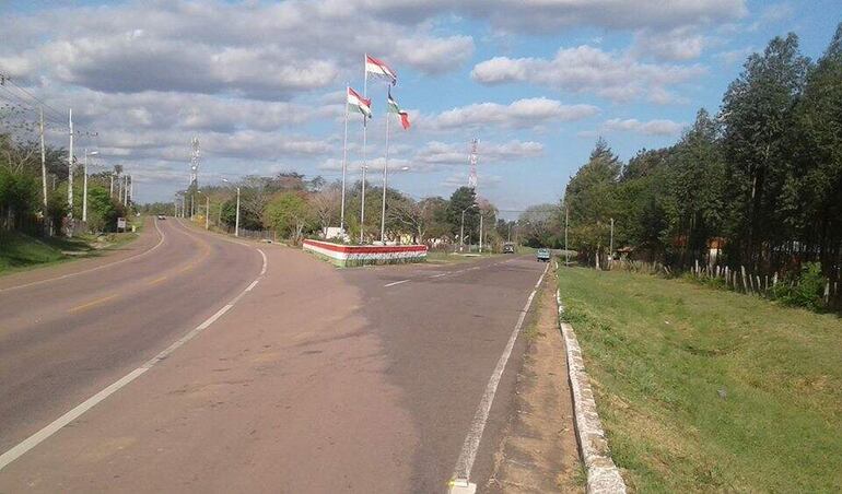 Anteriormente en el lugar había una estructura de hormigón armado triangular donde estaban instaladas tres banderas.