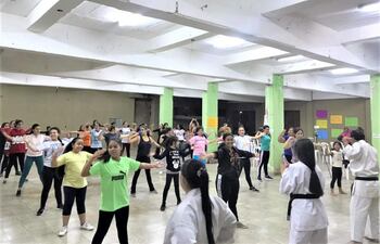 Mujeres se instruyen en defensa personal como un derecho humano