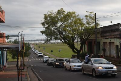 Caravana sobre la calle Mariscal Estigarribia de Encarnación. Al fondo la zona verde, el río y la ciudad de Posadas, Argentina.