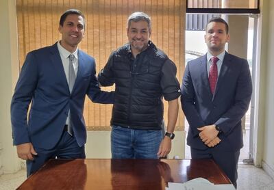 Diego Galeano Harrison (i), el nuevo ministro de Deportes, en compañía de Mario Abdo Benítez (c), presidente del Paraguay.