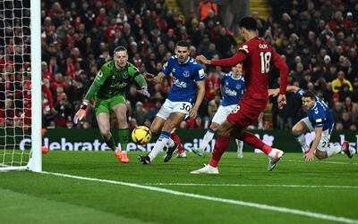 Cody Gakpo (d) marca el segundo gol para Liverpool ante Everton. Fue el primer tanto del delantero neerlandés con los Reds.