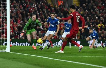 Cody Gakpo (d) marca el segundo gol para Liverpool ante Everton. Fue el primer tanto del delantero neerlandés con los Reds.