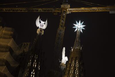Imagen de las nuevas torres de la Sagrada Familia, Lucas y Marcos, iluminadas hoy viernes por primera vez tras el Concierto de Navidad que se ha celebrado en la basílica.