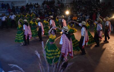 Durante el festival artístico, varias delegaciones de diferentes distritos se sumaron al homenaje a la ciudad.