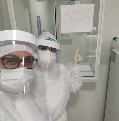 Los profesionales muestran con orgullo el número de muestras que alcanzaron en poco más de un mes.