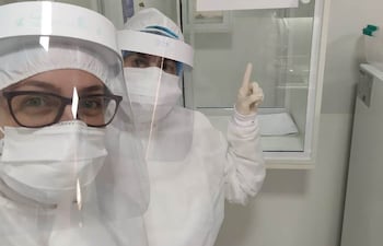 Los profesionales muestran con orgullo el número de muestras que alcanzaron en poco más de un mes.