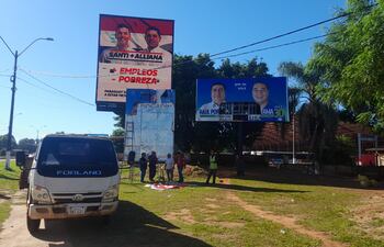 Momento en que funcionarios de la municipalidad proceden a retirar los carteles de la Ciudad.