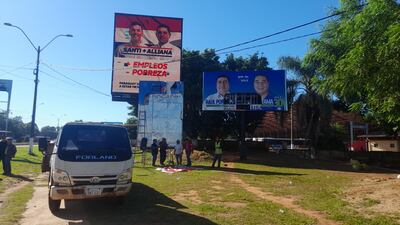 Momento en que funcionarios de la municipalidad proceden a retirar los carteles de la Ciudad.