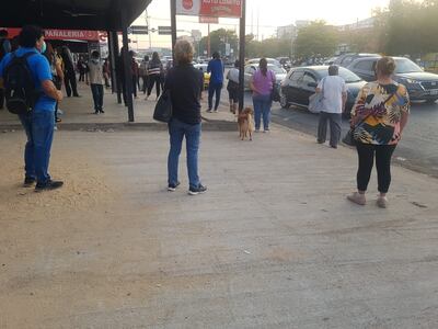 Usuarios del transporte público se aglomeran durante los horarios pico en las paradas de buses.