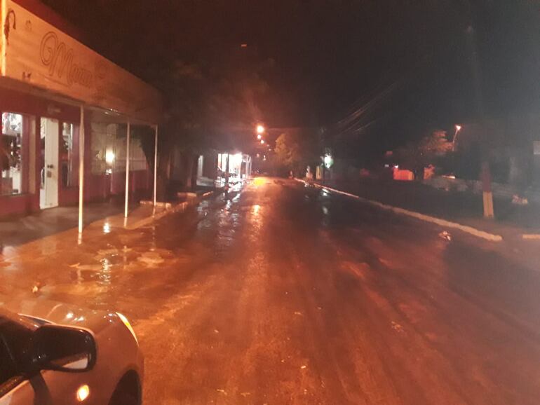 La calle Presidente Franco arrasada por los raudales.