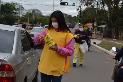 Voluntarios participan de la colecta de fondos para los bomberos voluntarios en San Juan Bautista este lunes.