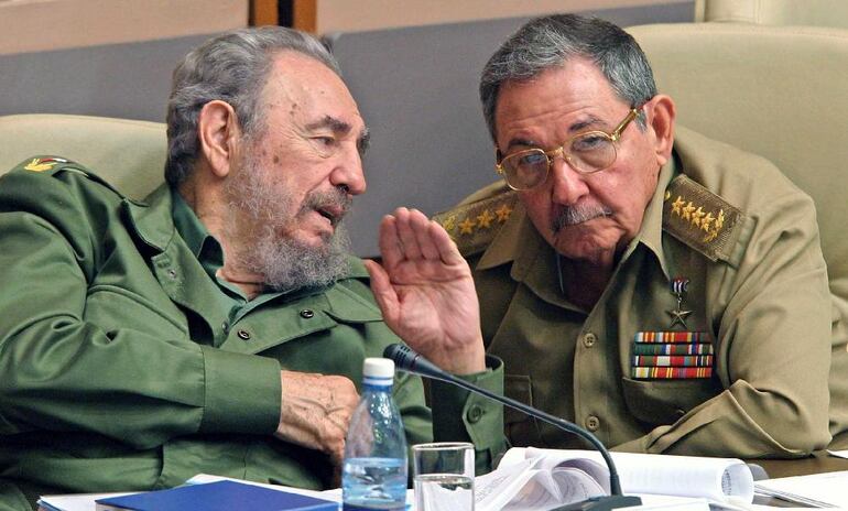 Fidel y Raúl Castro.