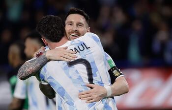 Lionel Messi sonriente se abraza con Rodrigo De Paul, tras la victoria de Argentina por 3-0 sobre Venezuela.