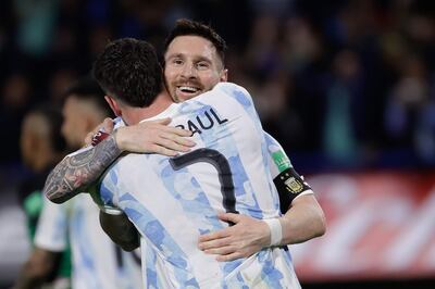 Lionel Messi sonriente se abraza con Rodrigo De Paul, tras la victoria de Argentina por 3-0 sobre Venezuela.